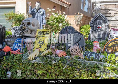 Plus d'une douzaine de décorations d'Halloween, dont un crâne, des pierres tombales Jason Monster, une maison hantée, et un assortiment de ghouls et de gobelins. Banque D'Images