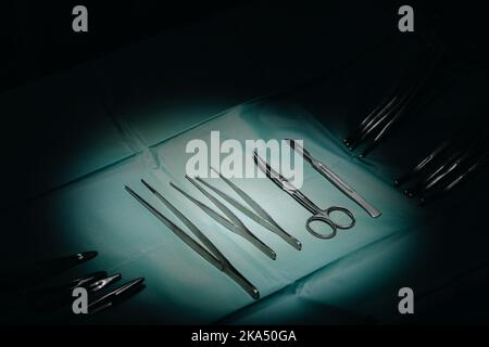 Instruments chirurgicaux sur une table pour une chirurgie Banque D'Images