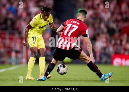 BILBAO, ESPAGNE - OCTOBRE 30 : Samuel Chukwueze de Villarreal CF est en compétition pour le bal avec Yuri Berchiche du Club Athlétique lors du match de la Liga Santander entre le Club Athlétique et le CF Villarreal sur 30 octobre 2022 à San Mames à Bilbao, en Espagne. Credit: Ricardo Larreina/AFLO/Alay Live News Banque D'Images