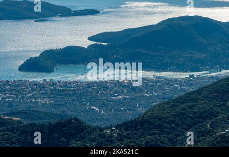 Vue aérienne d'une ville de bord de mer avec des îles voisines. Banque D'Images