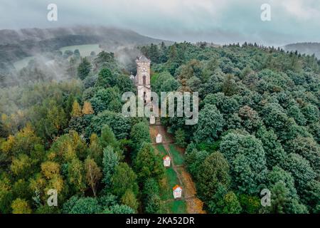 Vue aérienne du chemin de la Croix, calvaire, avec 11 chapelles, toutes avec des scènes de relief des saints conduit à la chapelle principale, Jirepin pod Jedlovou, tchèque Banque D'Images