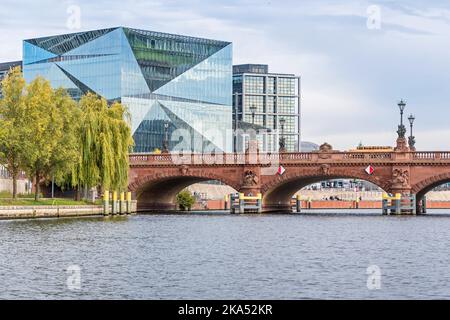 Berlin, Allemagne - 5 octobre 2022: Rivière Spree avec le pont Moltke et un immeuble de bureaux en forme de cube sur Washingtonplatz, le Cube Berlin Banque D'Images