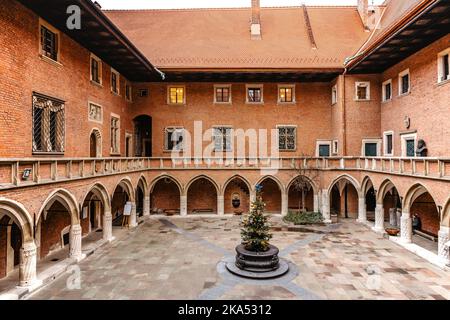 Cracovie,Pologne-17 décembre,2021. Collegium Maius construit comme le campus principal de l'Académie de Cracovie, première université en Pologne.Gothic bâtiment avec arcade Banque D'Images