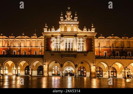 Krakow Cloth Hall illuminé, Sukiennice polonais sur la place principale du marché, Pologne.bâtiment Renaissance la nuit pendant Christa.soir lumières de la ville. Banque D'Images