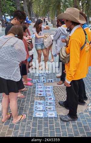 Les touristes choisissent des photos souvenirs après leur retour de l'excursion en bateau à Pattaya en Thaïlande Banque D'Images