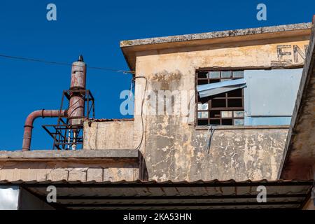 Un bâtiment abandonné et abandonné qui a abandonné l'usine pour produire de l'huile d'olive. Banque D'Images