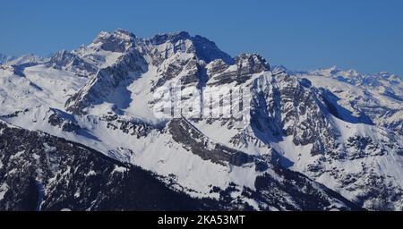 Couches rocheuses visibles dans les Alpes. Banque D'Images