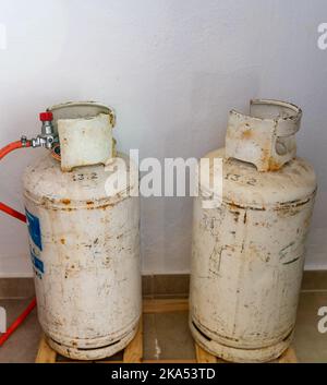 Deux bouteilles de gaz de pétrole liquéfié utilisées pour la cuisson et le chauffage. Banque D'Images