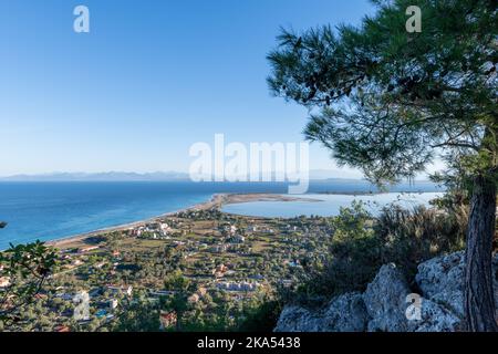Vue sur la ville de Lefkada en haut de la colline. La capitale de l'île Lefkada. Grèce. Banque D'Images