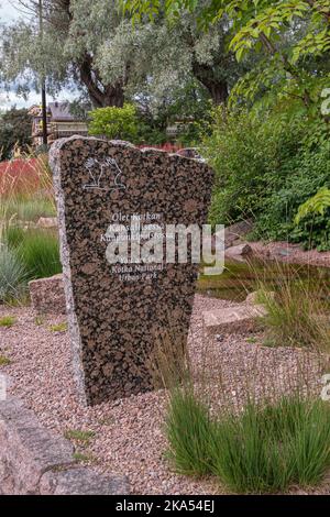 Finlande, Kotka - 18 juillet 2022: Parc et lac de Sopokanlahti. Gros plan de l'enseigne en marbre portant le nom du parc urbain national de Kotka Banque D'Images