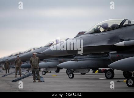 Les gardes nationaux de l'aviation des États-Unis affectés à l'escadron de maintenance des aéronefs 138th se préparent à lancer le F-16 Fighting Falcons à la base aérienne de Tyndall, en Floride, le 28 octobre 2022. L'unité s'est rendue à Tyndall pour participer au drapeau à damier 23-1. Le drapeau à damiers est un exercice aérien de grande force qui favorise la préparation et l'interopérabilité grâce à l'incorporation d'avions de 4th et 5th générations pendant l'entraînement de combat aérien. La répétition de l'exercice 23-1 a eu lieu du 31 octobre au 10 novembre 2022. (É.-U. Photo de la Force aérienne par le Senior Airman Anabel Del Valle) Banque D'Images