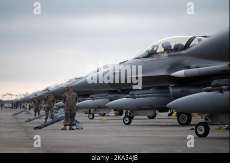 Les gardes nationaux de l'aviation des États-Unis affectés à l'escadron de maintenance des aéronefs 138th se préparent à lancer le F-16 Fighting Falcons à la base aérienne de Tyndall, en Floride, le 28 octobre 2022. L'unité s'est rendue à Tyndall pour participer au drapeau à damier 23-1. Le drapeau à damiers est un exercice aérien de grande force qui favorise la préparation et l'interopérabilité grâce à l'incorporation d'avions de 4th et 5th générations pendant l'entraînement de combat aérien. La répétition de l'exercice 23-1 a eu lieu du 31 octobre au 10 novembre 2022. (É.-U. Photo de la Force aérienne par le Senior Airman Anabel Del Valle) Banque D'Images