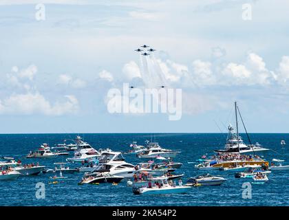 PENSACOLA, Floride (9 juillet 2022) l'escadron de démonstration de vol de la Marine, les anges bleus, survole la plage de Pensacola pendant le spectacle aérien de la plage de Pensacola. Les Blue Angels organisent des démonstrations de vol dans 32 endroits à travers le pays afin de présenter au public américain le travail d'équipe et le professionnalisme de la Marine et du corps des Marines des États-Unis. (É.-U. Photo de la marine par MC1 Cody Deccio) Banque D'Images