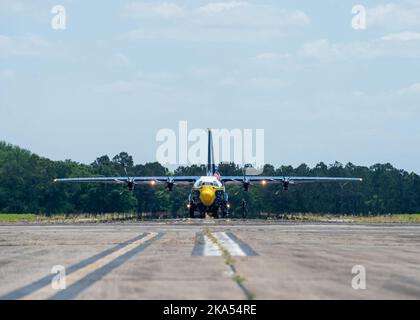 VIDALIA, Géorgie (22 avril 2022) l'escadron de démonstration de vol de la Marine, le Super Hercules C-130J des Blue Angels, se prépare à être lancé pendant le Festival d'oignon de Vidalia. Les Blue Angels organisent des démonstrations de vol dans 32 endroits à travers le pays pour mettre en valeur la fierté et le professionnalisme de la Marine américaine et du corps des Marines au public américain. (É.-U. Navy photo by MC1 Cody Deccio/Released) Banque D'Images