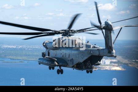 Un Super Stallion CH-53E affecté à l'unité d'entraînement des hélicoptères marins lourds 302, Marine corps Station New River, Caroline du Nord, survole Orlando, Floride, le 26 octobre, 2022. La mission de la HMHT-302 est de mener une formation de vol en hélicoptère capable de combat pour tous les pilotes et équipages de vol du CH-53E Super Stallion Marine corps. (É.-U. Air Force Airman classe 1st Lauren Cobin) Banque D'Images