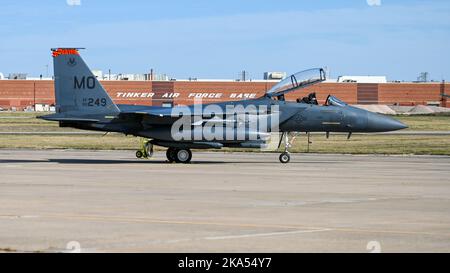 Les F-15E Strike Eagles de l'aile Fighter 366th de la base aérienne de Mountain Home, Idaho, et les modèles F-15C du centre d'essais de la Réserve aérienne de la Garde nationale de l'Air à Tucson Air National Guard base nous ont donné un site rare sur nos places de rampe et nos cieux jeudi. Ils se sont arrêtés pour un peu de gaz sur leur chemin à la base aérienne de Tyndall, en Floride pour un exercice d'entraînement. La rampe était occupée à ravitailler et beaucoup d'autres vols de mission, y compris KC-135 Stratotankers, B-52 Stratoforteresses et bien sûr notre propre E-3 AWACS se sont enfuyés dans l'action aussi bien. Super jour si vous étiez dehors et que vous êtes arrivé à voir Banque D'Images