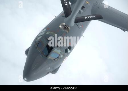 Une bombarde US Air Force 5th, Escadre B-52H StratoFortress, reçoit du carburant d'un escadron de ravitaillement aérien KC-135 au-dessus de l'océan Pacifique, le 27 octobre 909th 2022. La Stratoforteresse est capable de voler à des vitesses subsoniques élevées à des altitudes allant jusqu'à 50 000 pieds. (É.-U. Photo de la Force aérienne par le premier Airman Jessi Roth) Banque D'Images