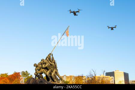 US Marine corps V-22 Osprey survole le Marathon 47th Marine corps au début de la course à Arlington, Virginie, le 30 octobre 2022. La course de 26,2 miles a attiré environ 20 000 participants, connue sous le nom de « Marathon du peuple », car il n'y a pas de prix pour les meilleurs joueurs ; tous les coureurs ont été célébrés pour leur honneur, leur courage et leur engagement. (É.-U. Corps maritime photo par lance Cpl. Kayla Leclaire) Banque D'Images