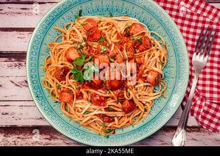 Copieux plat de pâtes italiennes avec sauce tomate et saucisse. Vue de dessus. Banque D'Images