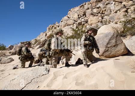 Des soldats britanniques du Groupe des essais expérimentaux ont été victimes d'une attaque dans un village d'entraînement lors du projet convergence 2022 à fort Irwin, Californie, le 27 octobre 2022. PC22 l'expérimentation intègre des technologies et des concepts de tous les services et de partenaires multinationaux, y compris dans les domaines de l'autonomie, de la réalité augmentée, des communications tactiques, de la fabrication de pointe, des systèmes aériens sans pilote et des feux à longue portée. (É.-U. Photo de l'armée par le sergent d'état-major. Matthew Lumagui) Banque D'Images