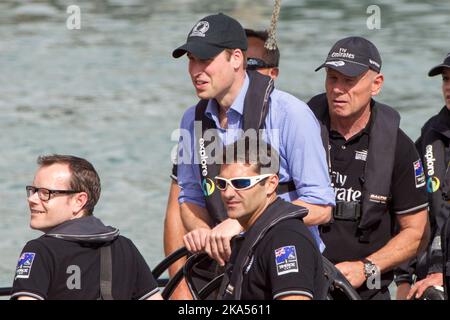 Le duc de Cambridge se prépare à faire des courses de match sur les yachts de la coupe de l'Amérique avec le PDG Grant Dalton, à droite, Auckland, Nouvelle-Zélande, vendredi, 11 avril, Banque D'Images