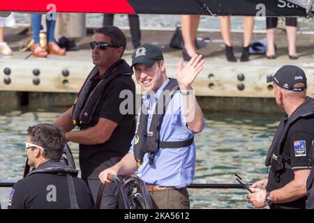 Le duc de Cambridge se prépare à faire des courses de match sur les yachts de la coupe de l'Amérique avec le PDG Grant Dalton, à droite, Auckland, Nouvelle-Zélande, vendredi, 11 avril, Banque D'Images