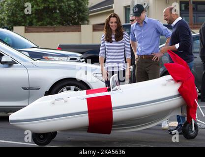 Le duc et la duchesse de Cambridge reçoivent un cadeau d'un petit Sealegs Craft pour Prince George après avoir voyagé par Sealegs Craft à Westpark Marina, Banque D'Images