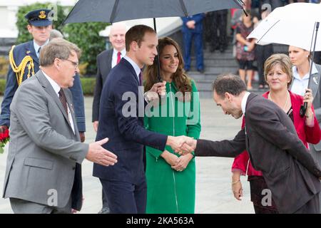 Le duc et la duchesse de Cambridge avec le maire Jim Mylcrest et son épouse Robyn rencontrent l'ambassadeur français Laurent Contini avant de placer deux roses sur le TH Banque D'Images