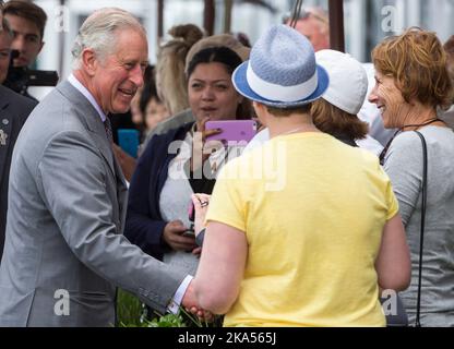 Le Prince de Galles rencontre la foule après avoir visité le navire de formation de la jeunesse de Nouvelle-Zélande, Spirit of New Zealand, Princes Wharf, Nouvelle-Zélande Banque D'Images