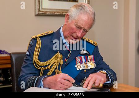 Le Prince Charles et Camilla, duchesse de Cornwall, assistent à une réception couleur de la Reine à la base RNZAF de Whenuapai lors de leur visite royale en Nouvelle-Zélande Banque D'Images