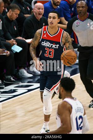 Washington, États-Unis. 31st octobre 2022. WASHINGTON, DC - OCTOBRE 31: Washington Wizards avance Kyle Kuzma (33) dribbles sur le terrain pendant un match de la NBA entre les Washington Wizards et le Philadelphia 76ers, on 31 octobre 2022, à la Capital One Arena, à Washington, DC. (Photo de Tony Quinn/SipaUSA) crédit: SIPA USA/Alay Live News Banque D'Images