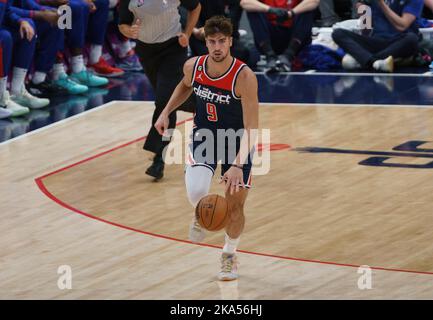 Washington, États-Unis. 31st octobre 2022. WASHINGTON, DC - OCTOBRE 31 : le joueur de Washington Wizards avant Deni Avdija (9) se déplace sur l'attaque lors d'un match de la NBA entre les Washington Wizards et le Philadelphia 76ers, sur 31 octobre 2022, à la Capital One Arena, à Washington, DC. (Photo de Tony Quinn/SipaUSA) crédit: SIPA USA/Alay Live News Banque D'Images