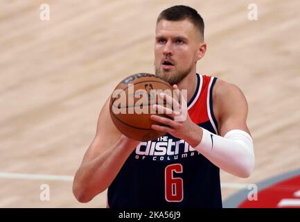 Washington, États-Unis. 31st octobre 2022. WASHINGTON, DC - OCTOBRE 31: Centre des Wizards de Washington Kristaps Porzingis (6) à la ligne de projection libre lors d'un match NBA entre les Wizards de Washington et le Philadelphia 76ers, on 31 octobre 2022, à la Capital One Arena, à Washington, DC. (Photo de Tony Quinn/SipaUSA) crédit: SIPA USA/Alay Live News Banque D'Images