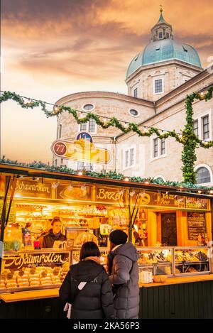 Salzbourg, Autriche - décembre 2018. Marché de Noël dans la belle ville autrichienne, Christkindlmarkt, le Salzburger Avent. Banque D'Images