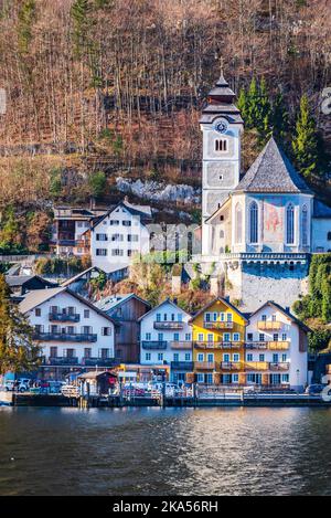 Hallstatt, Autriche - carte postale avec vue sur le célèbre village de montagne des Alpes dans la région de Salzkammergut en haute-Autriche, lac Hallstattersee. Banque D'Images