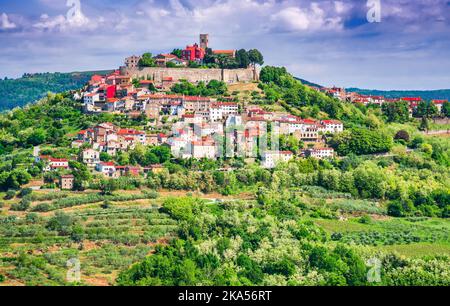 Motovun, Croatie. Ville historique pittoresque de Motovun sur une colline verdoyante idyllique, destination de voyage à l'intérieur de l'Istrie région de Croatie. Banque D'Images