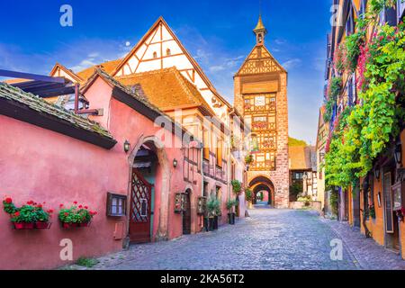 Riquewihr, Alsace. Les plus beaux villages de France. Célèbre circuit viticole et « route romantique » touristique. Banque D'Images