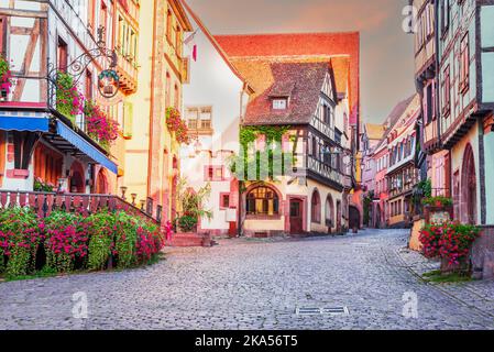 Riquewihr, Alsace. Les plus beaux villages de France. Célèbre circuit viticole et « route romantique » touristique. Banque D'Images