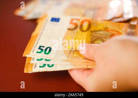 50 billets en euros en main . Dépenses et revenus dans les pays européens.recalcul de l'argent.Paiements et dépenses en espèces Banque D'Images