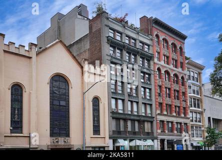 New York, NY - octobre 2022 : façades de bâtiments historiques du 19th siècle Chelsea dans le quartier Chelsea de Manhattan Banque D'Images