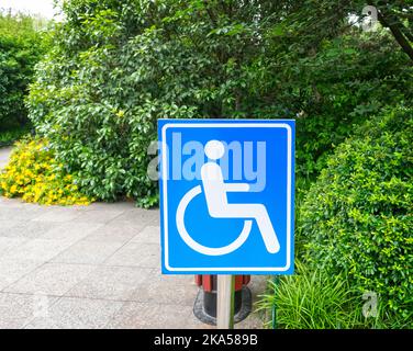 À l'aide de rampe pour fauteuil roulant(l'accès sans obstacle) Banque D'Images