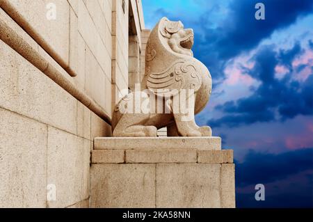 Sculpture de lion en pierre, symbole de protection et pouvoir dans l'Asie orientale en particulier la Chine Banque D'Images