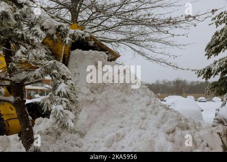 Le nettoyage de la neige avec un tracteur après une grosse tempête de neige en hiver est causé par le blizzard Banque D'Images