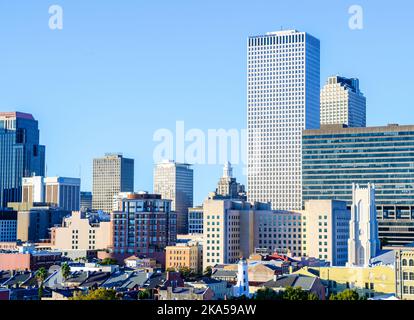 NEW ORLEANS, LA, États-Unis - 25 OCTOBRE 2022 : paysage urbain avec vue aérienne des bâtiments du centre-ville en fin d'après-midi Banque D'Images