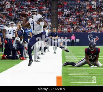 Houston, Texas, États-Unis. 30th octobre 2022. Le quarterback des titans Malik Willis (7) passe le terrain de baseball tout en bondissant hors des limites lors d'un match NFL entre les Texans et les Titans le 30 octobre 2022 à Houston. (Image de crédit : © Scott Coleman/ZUMA Press Wire) Banque D'Images