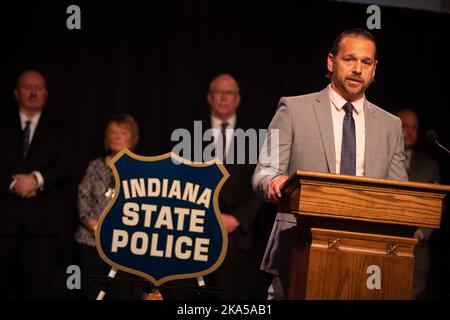 Bloomington, États-Unis. 31st octobre 2022. Le procureur du comté de Carroll, Nicholas McLeland, pose des questions au cours d'un communiqué de presse pour annoncer que Richard M. Allen, de Delphi, a été arrêté dans l'affaire de meurtre d'Abby Williams et de Libby German à Delphes. Un homme de Delphi, Indiana, Richard Allen, a été arrêté pour les meurtres de 2017 des élèves de huitième année Abby Williams, 13 ans, et Libby German, 14 ans, a annoncé le surintendant de la police de l'État de l'Indiana Doug carter lors d'une conférence de presse. Crédit : SOPA Images Limited/Alamy Live News Banque D'Images