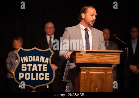 Bloomington, États-Unis. 31st octobre 2022. Le procureur du comté de Carroll, Nicholas McLeland, pose des questions au cours d'un communiqué de presse pour annoncer que Richard M. Allen, de Delphi, a été arrêté dans l'affaire de meurtre d'Abby Williams et de Libby German à Delphes. Un homme de Delphi, Indiana, Richard Allen, a été arrêté pour les meurtres de 2017 des élèves de huitième année Abby Williams, 13 ans, et Libby German, 14 ans, a annoncé le surintendant de la police de l'État de l'Indiana Doug carter lors d'une conférence de presse. Crédit : SOPA Images Limited/Alamy Live News Banque D'Images