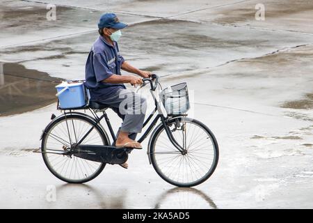 SAMUT PRAKAN, THAÏLANDE, OCT 11 2022, Un homme fait un vélo sous la pluie Banque D'Images