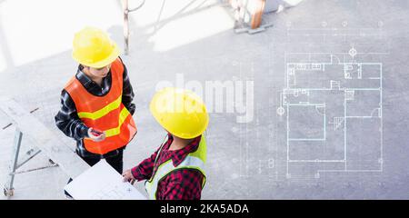 Les discussions avec l'architecte et le client aident à créer un plan avec plan du bâtiment à l'étage de la construction Banque D'Images