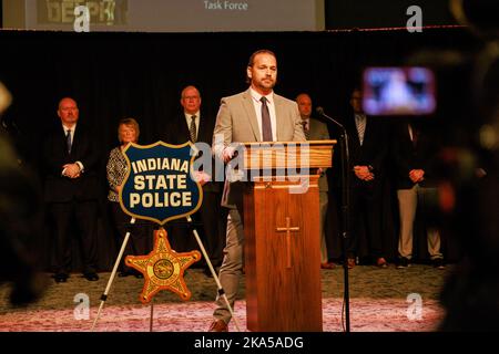 Bloomington, États-Unis. 31st octobre 2022. Le procureur du comté de Carroll, Nicholas McLeland, répond à des questions au cours d'un communiqué de presse pour annoncer que Richard M. Allen, de Delphi, a été arrêté dans l'affaire de meurtre d'Abby Williams et de Libby German à Delphes. Un homme de Delphi, Indiana, Richard Allen, a été arrêté pour les meurtres de 2017 des élèves de huitième année Abby Williams, 13 ans, et Libby German, 14 ans, a annoncé le surintendant de la police de l'État de l'Indiana Doug carter lors d'une conférence de presse. Crédit : SOPA Images Limited/Alamy Live News Banque D'Images